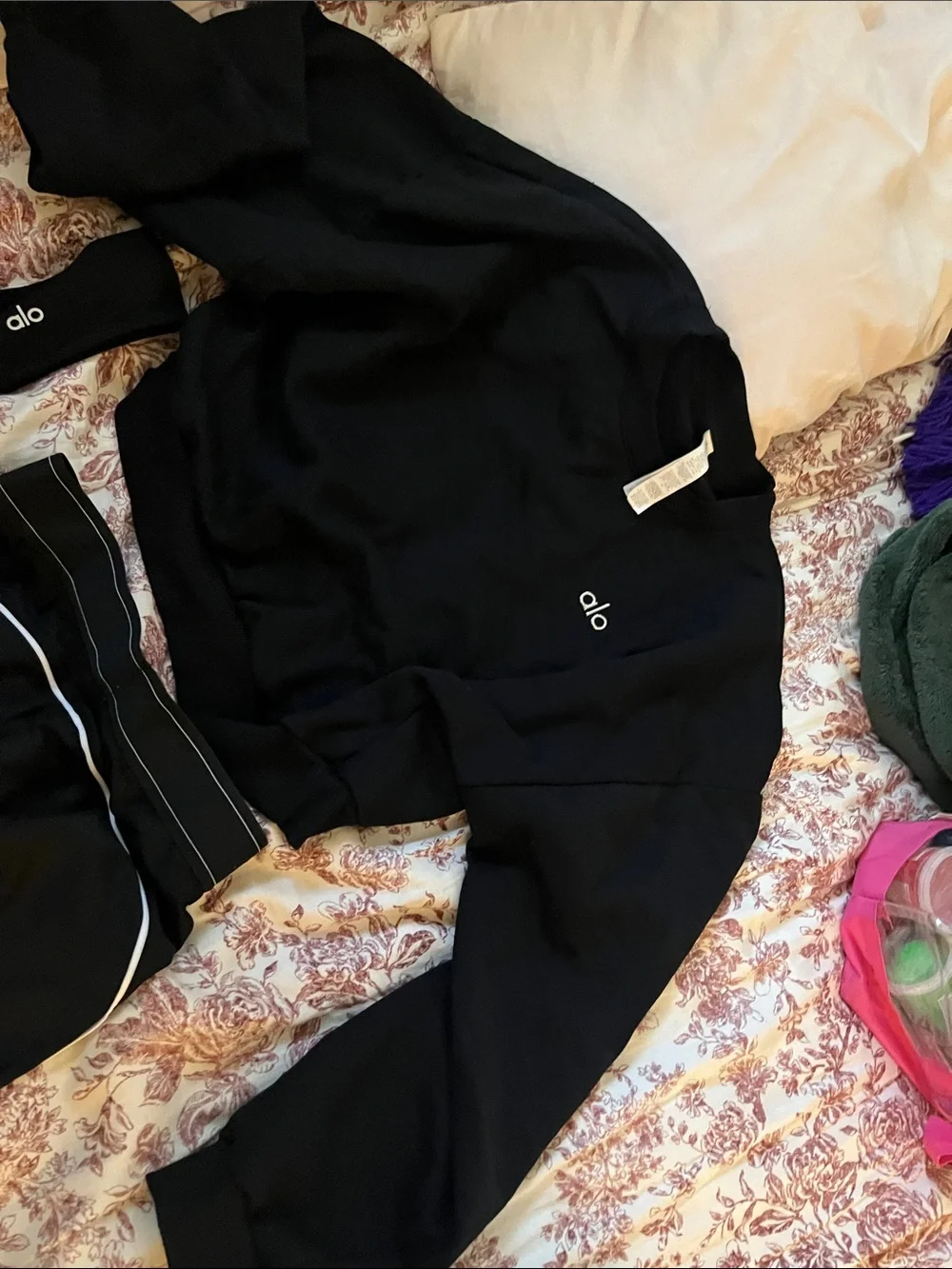 ALO Yoga Black High-Waist Leggings with White Piping, sweater and headband - Picture 5 of 5